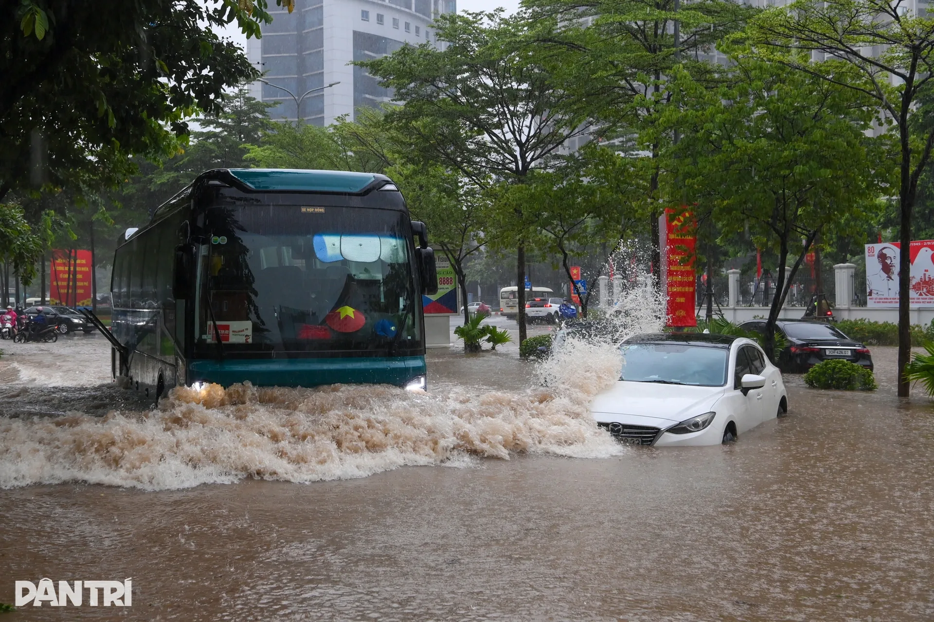 Ô tô đi qua đường ngập nước: Những việc cần làm và nên tránh